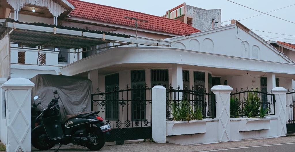 武吉丁宜Penginapan Terdekat (Near)的停在房子前面的摩托车