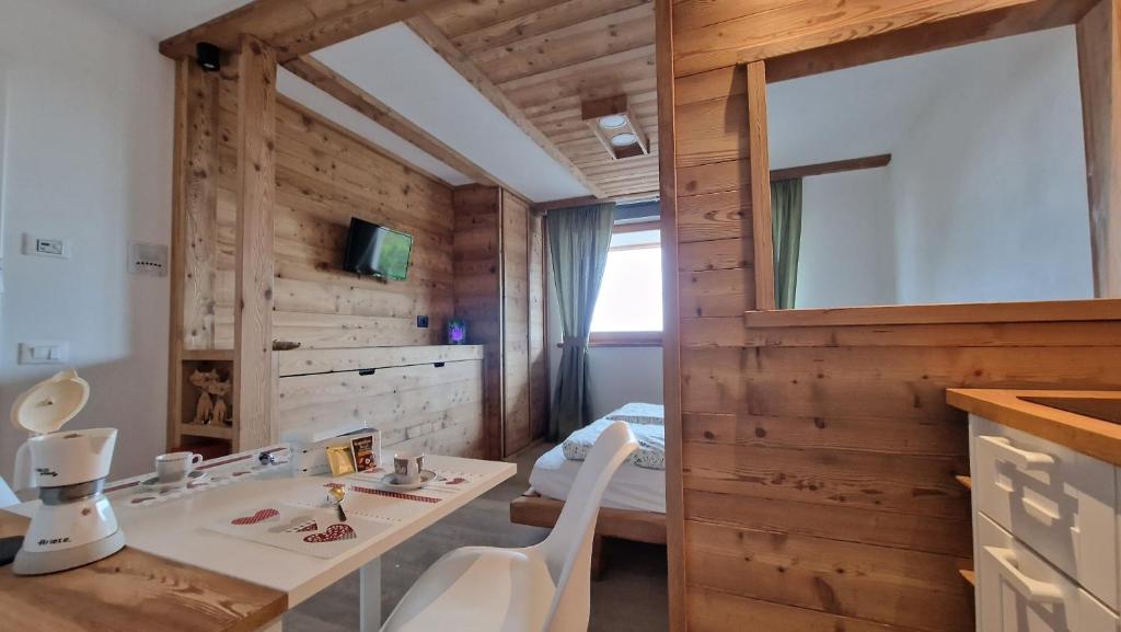 巴塞尔加·迪·皮纳Guest House Dolomiti的客房内的浴室设有梳妆台和盥洗盆