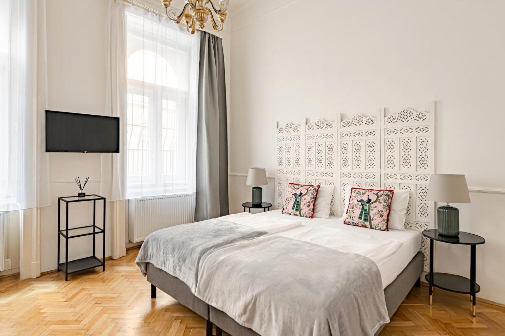 布达佩斯House Beletage-Boutique的白色卧室配有床和平面电视