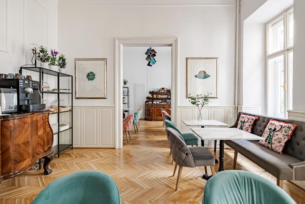 布达佩斯House Beletage-Boutique的客厅配有沙发和桌子