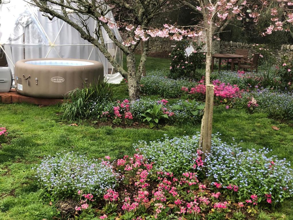 汉密尔顿Flowerhaven - glamping dome的花中间设有浴缸的花园