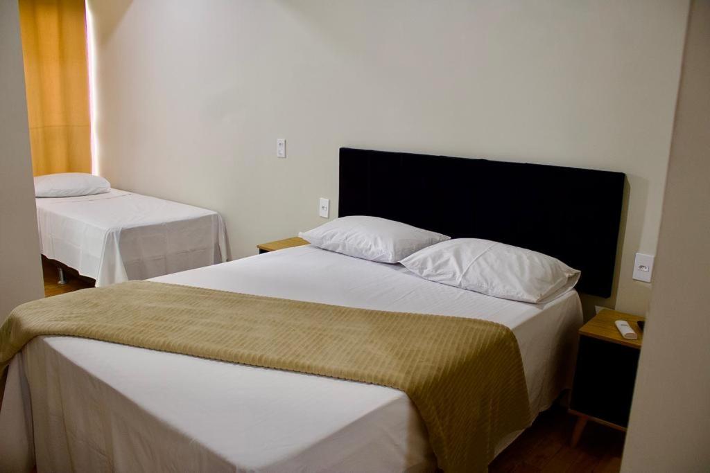 佩尼亚Pousada Estrela de Davi的一间酒店客房,房间内设有两张床