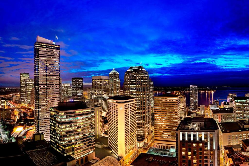 西雅图Sheraton Grand Seattle的享有城市天际线的美景。