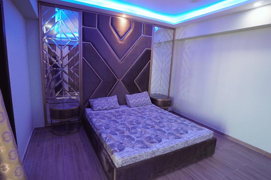 Dhok Sandemār2 BED FURNISHED APARTMENT的卧室配有一张床铺,位于带墙壁的房间