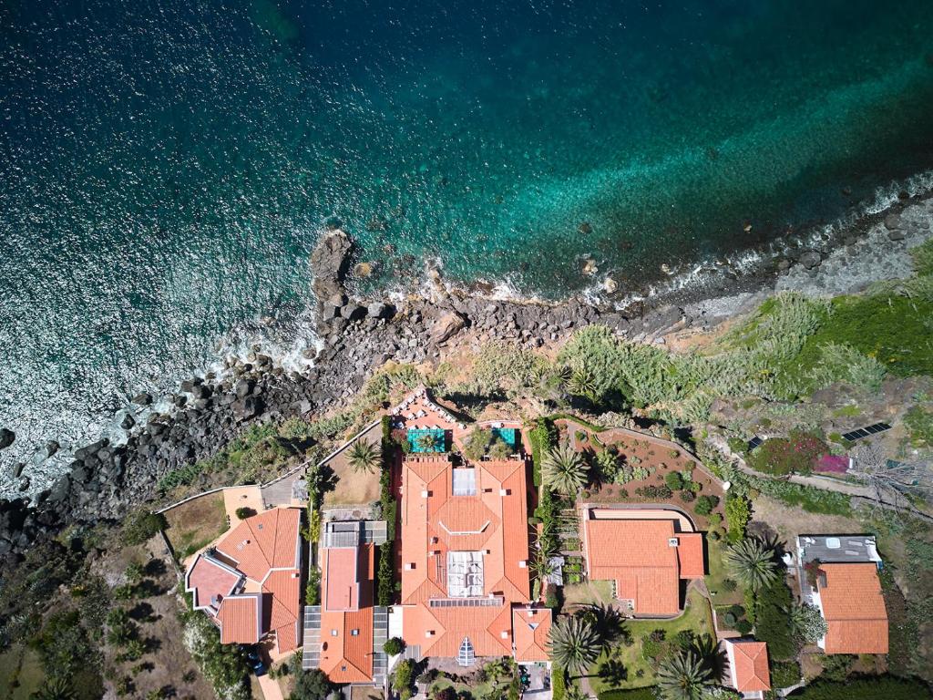 卡尼索Inn & Art Madeira的海洋旁房子的空中景观