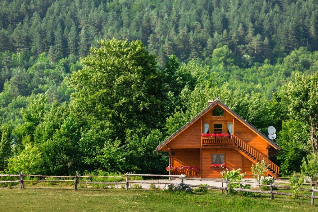 拉科维察吉洛维克纳拉农场酒店的森林中间的小木屋