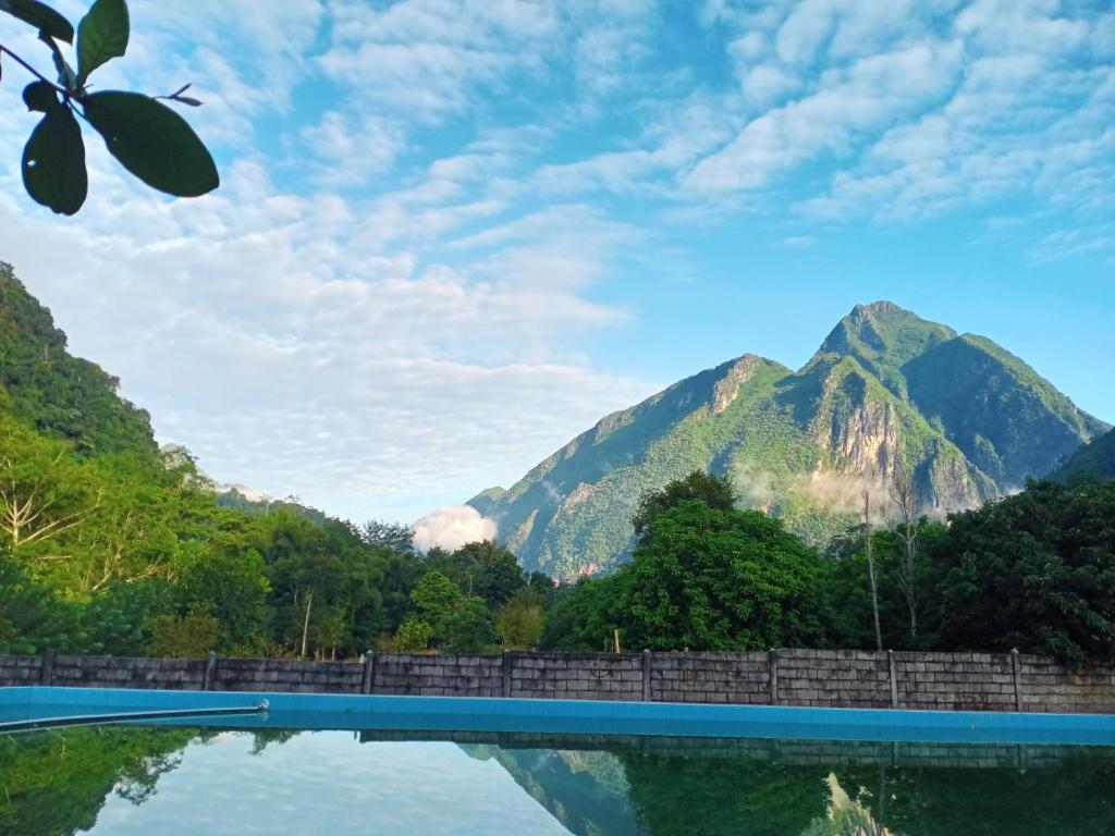 Ban NongkhamNongKhiaw CampingSite Swimming Pool的享有山脉和水体的景色