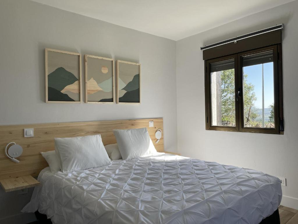 洛索亚河畔加尔甘蒂利亚Apartamentos Los Pocillos的卧室配有白色的床和窗户。