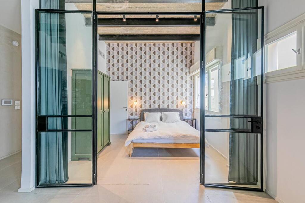 特拉维夫דירה מדהימה ניו יורק בתל אביב的一间卧室设有一张床和玻璃墙