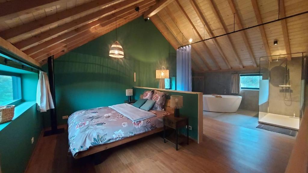 圣塞西尔Chez Rosé的一间卧室设有一张床和绿色的墙壁