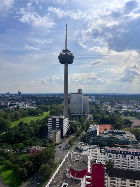 科隆Ferienwohnung in Köln 2909的城市空间针塔的景色