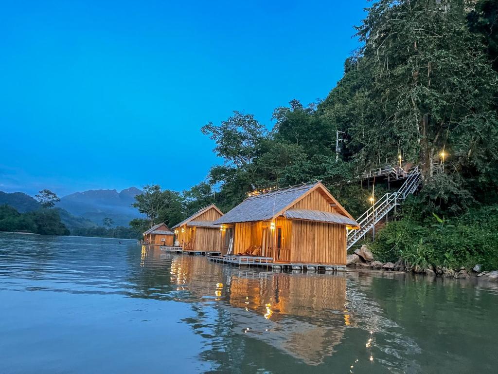 NongkhiawNongkhiaw The Float House的夜晚在河上一排竹屋