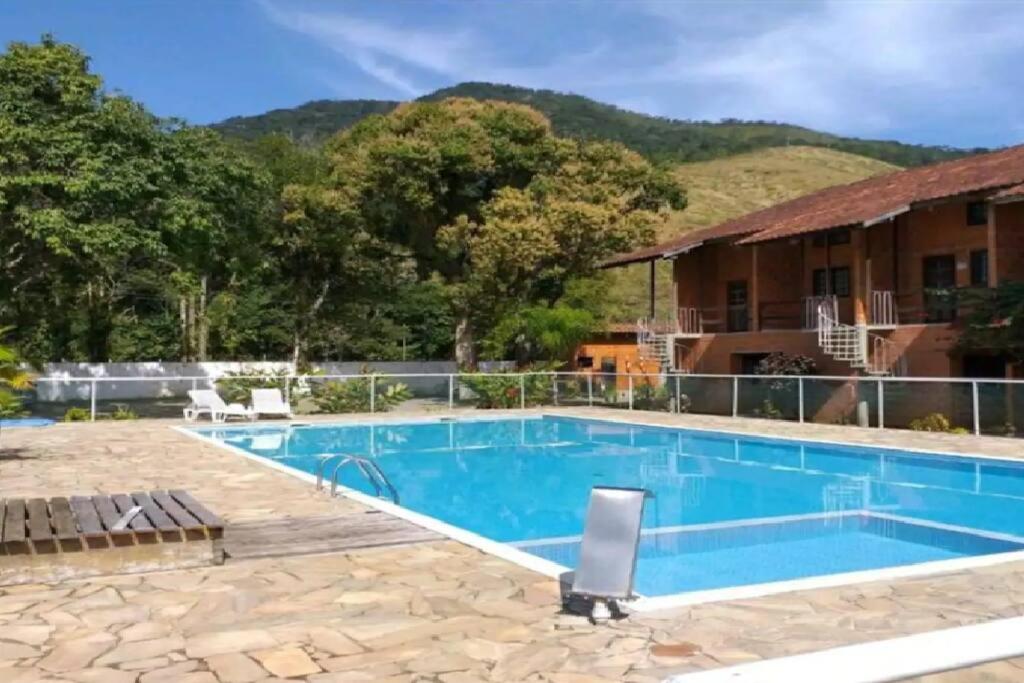 乌巴图巴MARA Maranduba! Apê c/ Piscina.的山地风格的度假游泳池