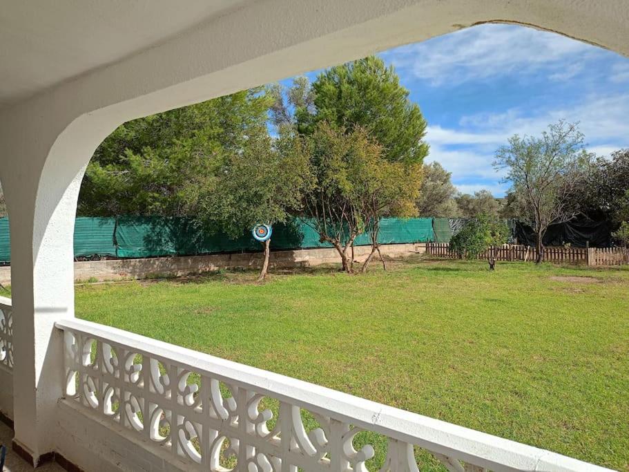 利里亚大院子，休闲度假屋，绿色天堂。的享有庭院和白色围栏的景色