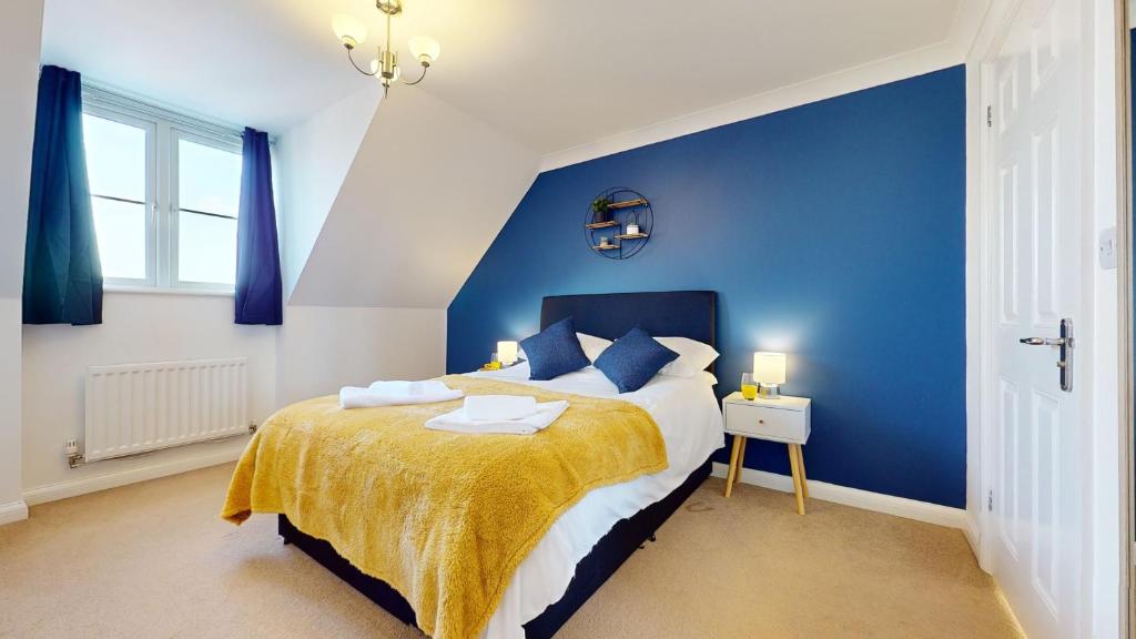 Duxford Deluxe的蓝色的卧室,配有床和蓝色的墙壁