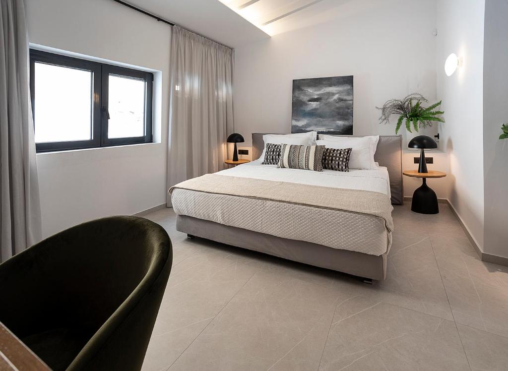 雅典New Villa In Downtown的白色卧室配有床和椅子