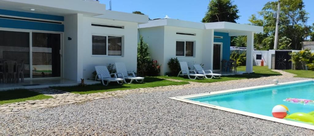 拉斯特拉纳斯Casa merengue的别墅前设有游泳池