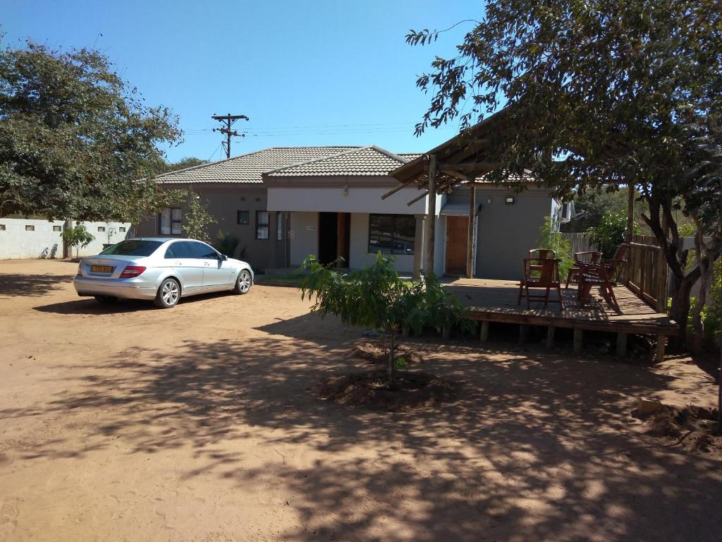 卡萨内Chobe Blue Guest Inn的停在房子前面的汽车