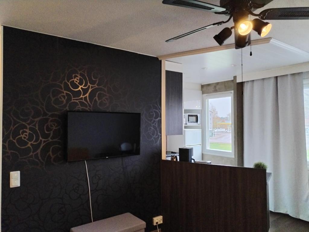 科沃拉Viihtyisä yksiö Korialla的客厅设有壁挂式平面电视。
