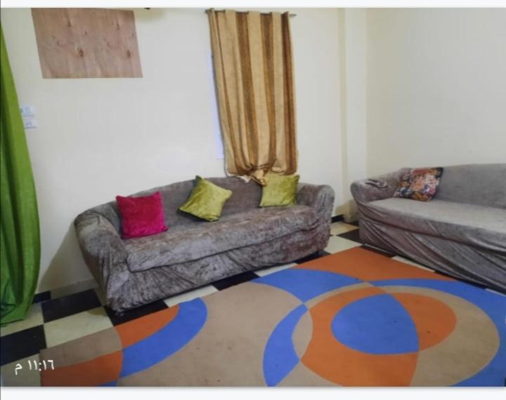 卢克索Luxor downtown的客厅配有带色彩缤纷枕头的沙发