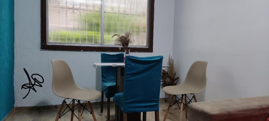 阿雷格里港Apto Humaitá的一间配备有蓝色椅子和桌子的用餐室