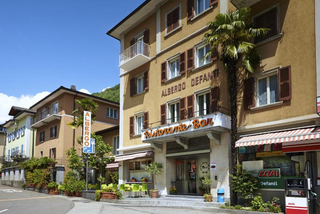 拉沃尔戈蒂凡提酒店的一条街道上的一座建筑,前面有棕榈树