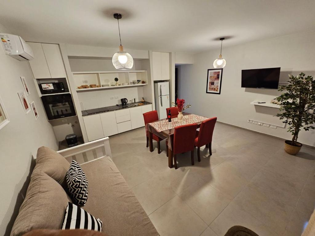 迈普Riparo Bosques的客厅以及带桌椅的厨房。