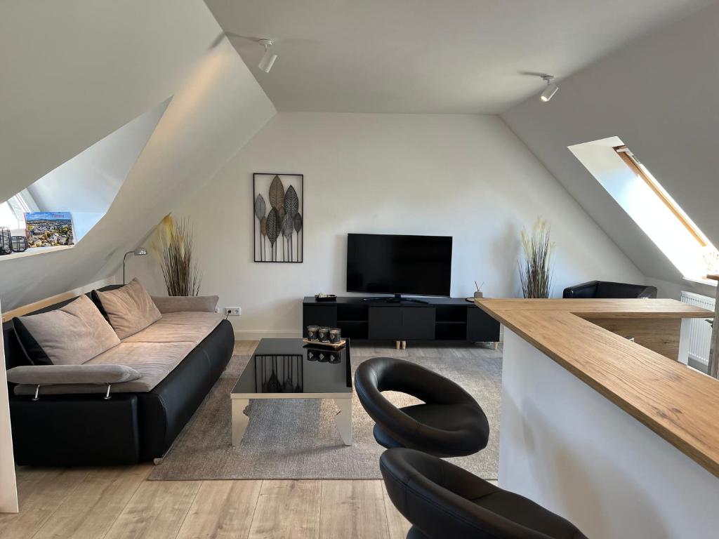 普劳恩attraktives Appartement im Stadtzentrum Plauen Balkon Lift的带沙发和电视的客厅