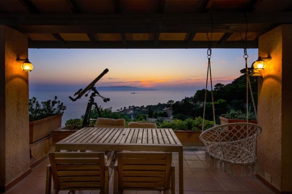 蒙泰亚尔真塔廖[cala piccola] magical sunset + reserved beach的海景阳台上的桌椅