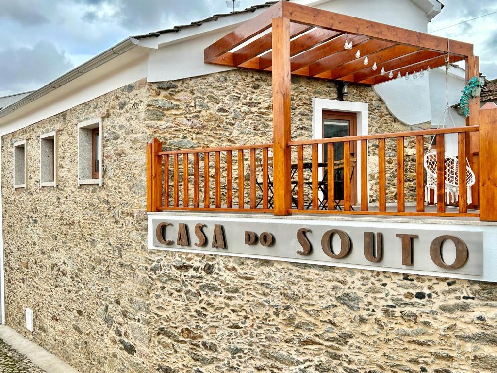 布拉干萨Casa do Souto - Nature & Experiences - Turismo Rural的石头房子的侧面有标志