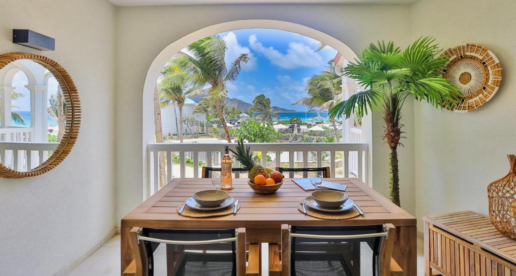 东方湾Orient bay - Apartment Oceanview - Alamanda beach residence的一间设有桌子的海景用餐室