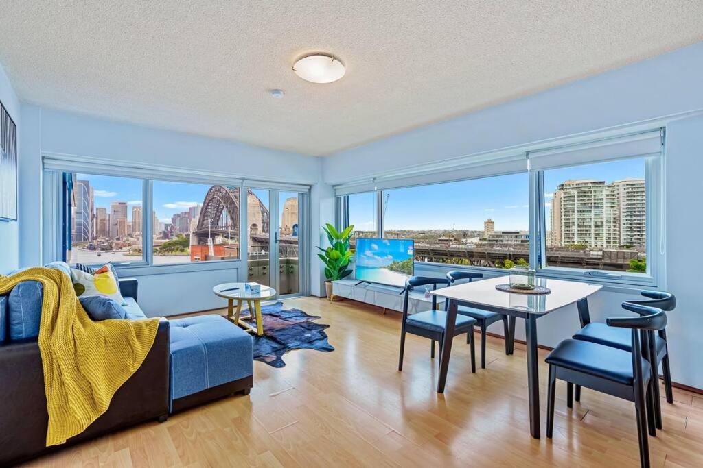 悉尼Bridge View 2 Bed Apartment at Kirribilli的客厅配有沙发和桌子