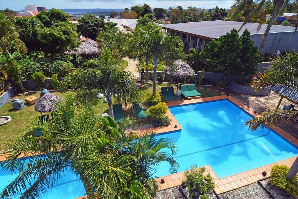 维拉港Coconut Palms Resort & Diamond Casino的棕榈树泳池的顶部景色