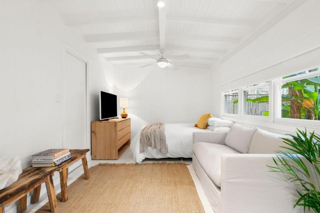 FreshwaterThe Beach Cabin的白色的客厅配有白色的沙发和床。