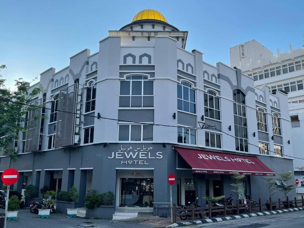 哥打巴鲁Jewels Hotel的一座上面有金色圆顶的建筑