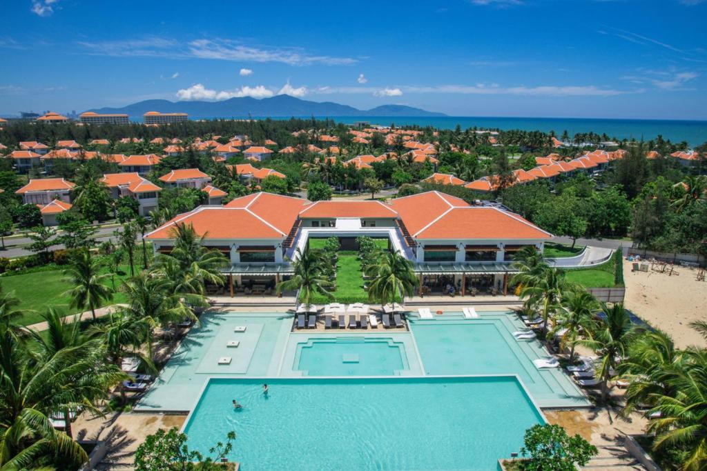 岘港Ocean Villa Pool Retreat In Da Nang的享有带游泳池的度假村的空中景致