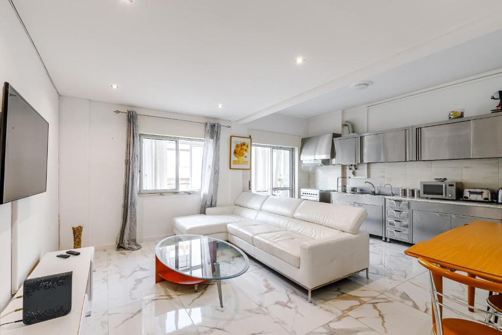 阿莫拉Moreira的客厅配有白色的沙发和桌子