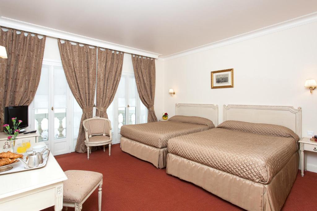 现代大酒店客房内的一张或多张床位