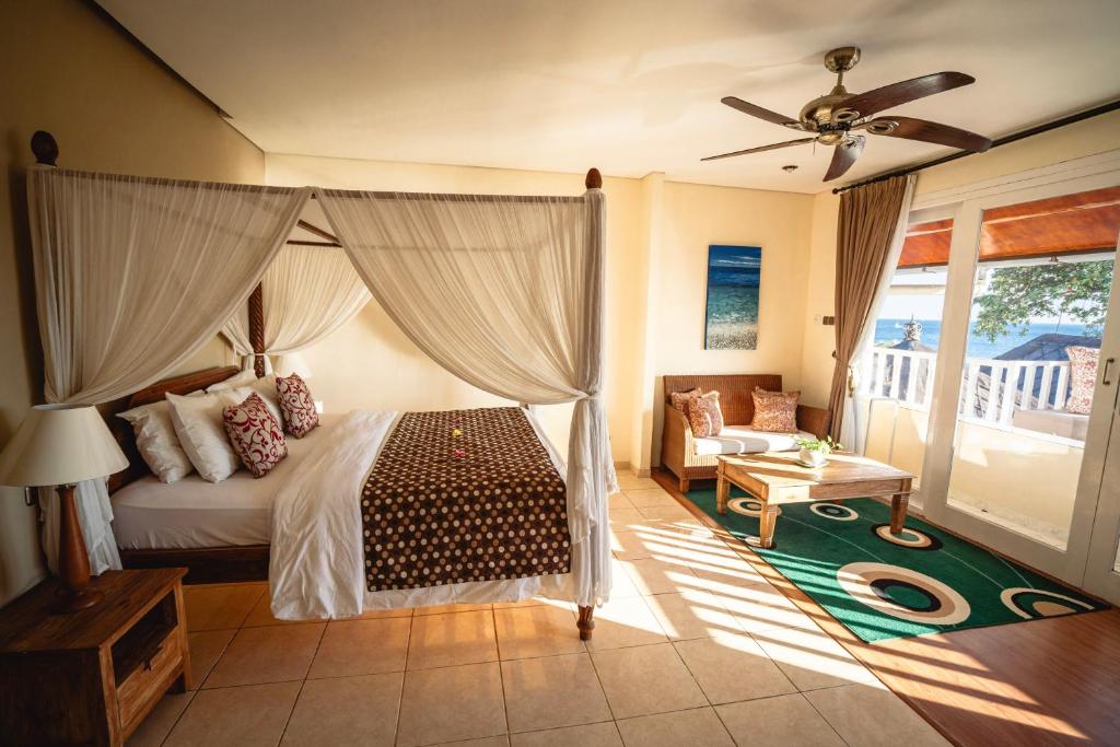 图兰奔托奇码头图兰度假村&Spa的一间卧室配有一张床和吊扇