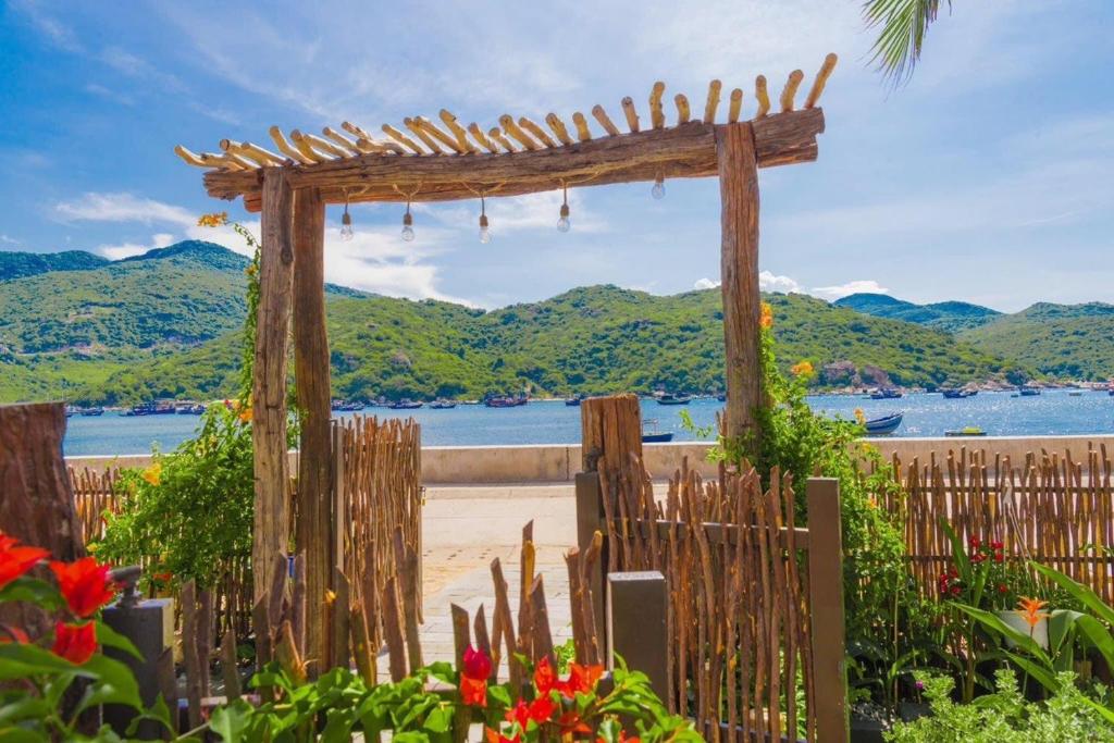永熙La Mer - Vĩnh Hy bay - beachfront villa CHÀI的海滩上木拱门的木栅栏