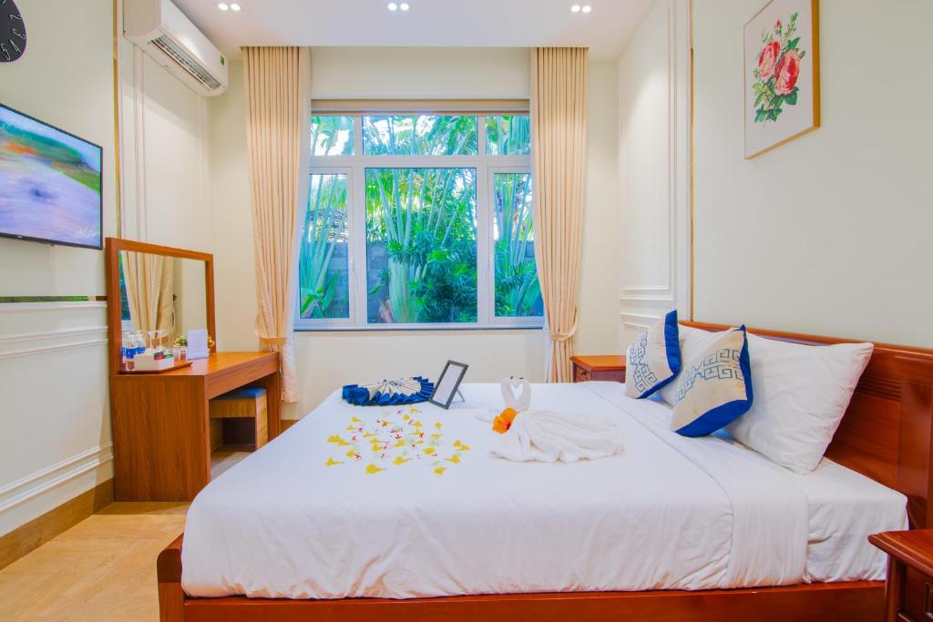美奈Villa Amory Mui Ne的卧室配有一张大白色床和窗户