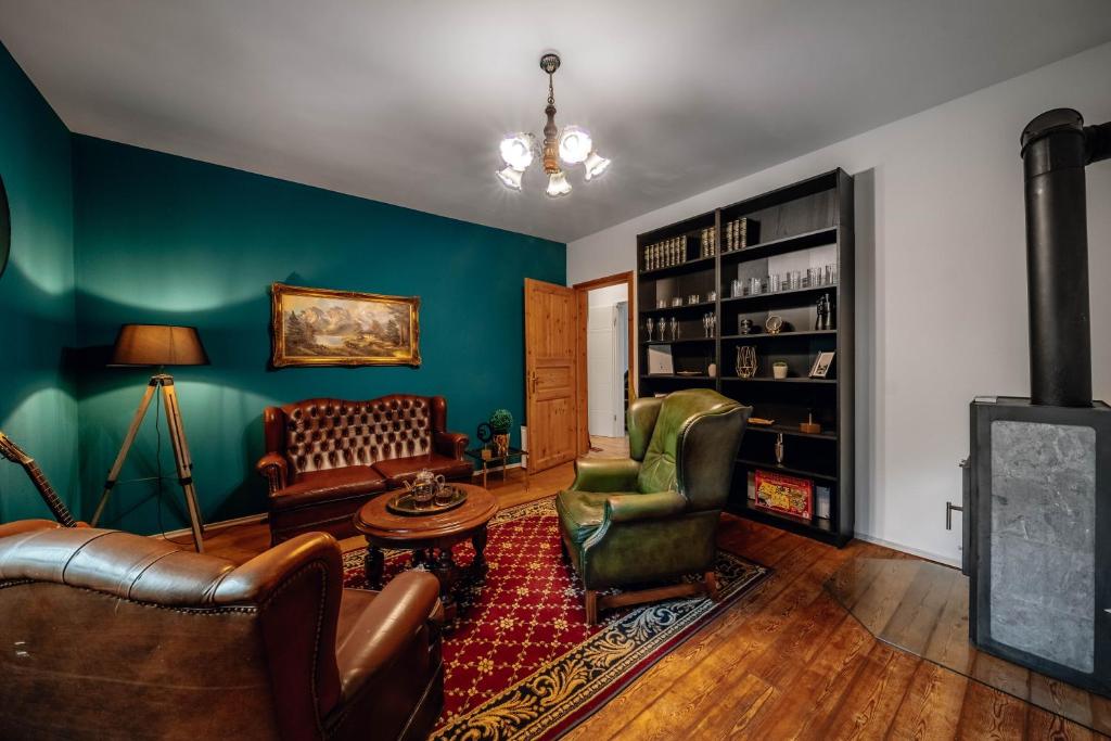 巴特埃姆斯Otto von Bismarck Apartment的客厅配有沙发和桌椅