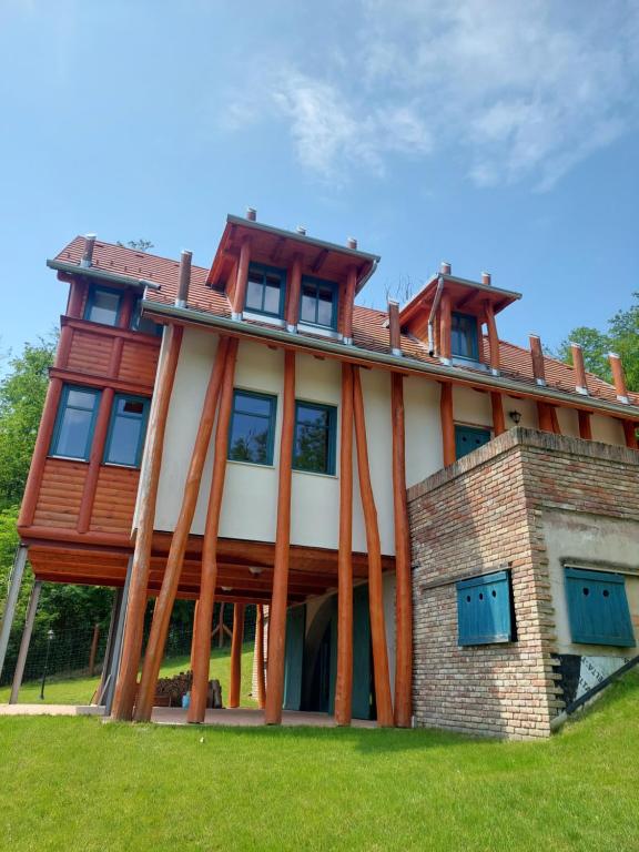 BárdudvarnokVendégház Petörke的一座大型房子,上面设有大窗户