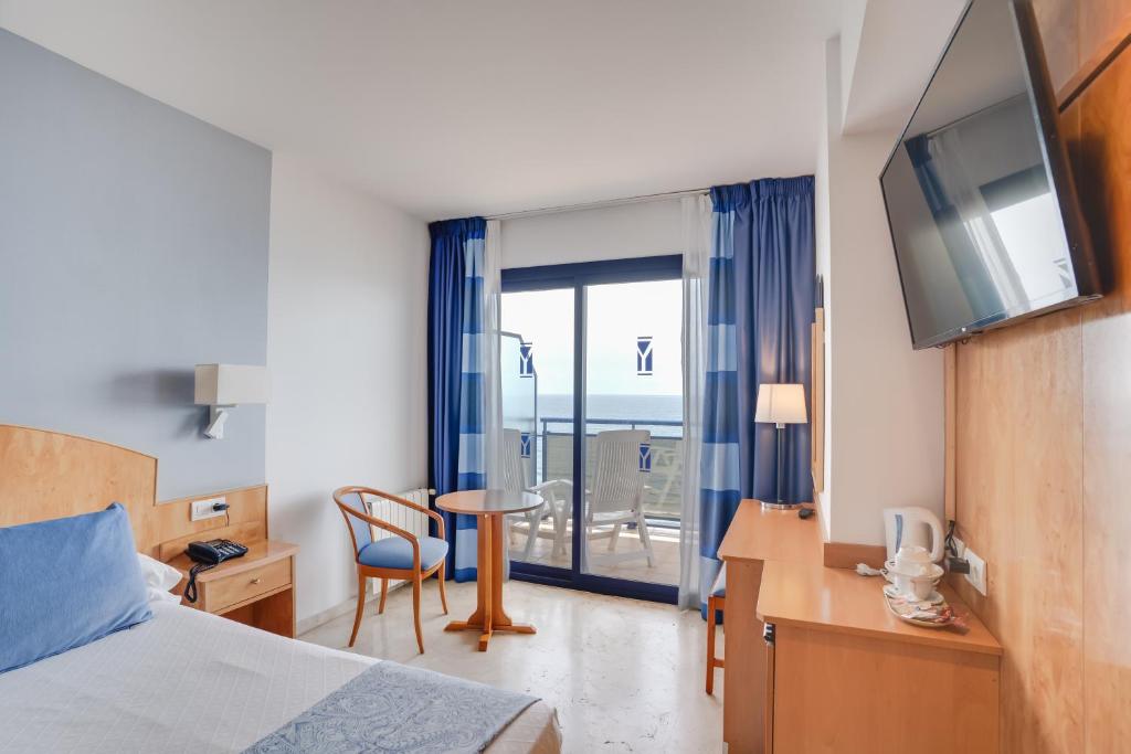 福恩吉罗拉亚拉马尔酒店 - 建议成人入住的酒店客房设有床、桌子和窗户。
