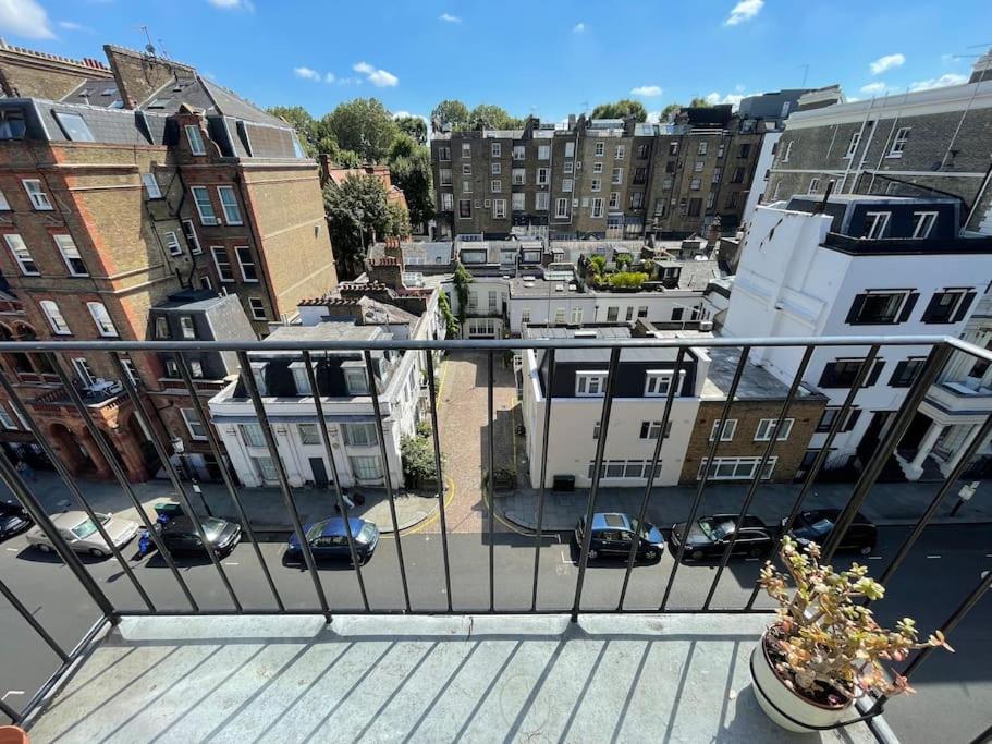 伦敦Large South Facing Studio Flat的阳台享有带建筑的城市景观。