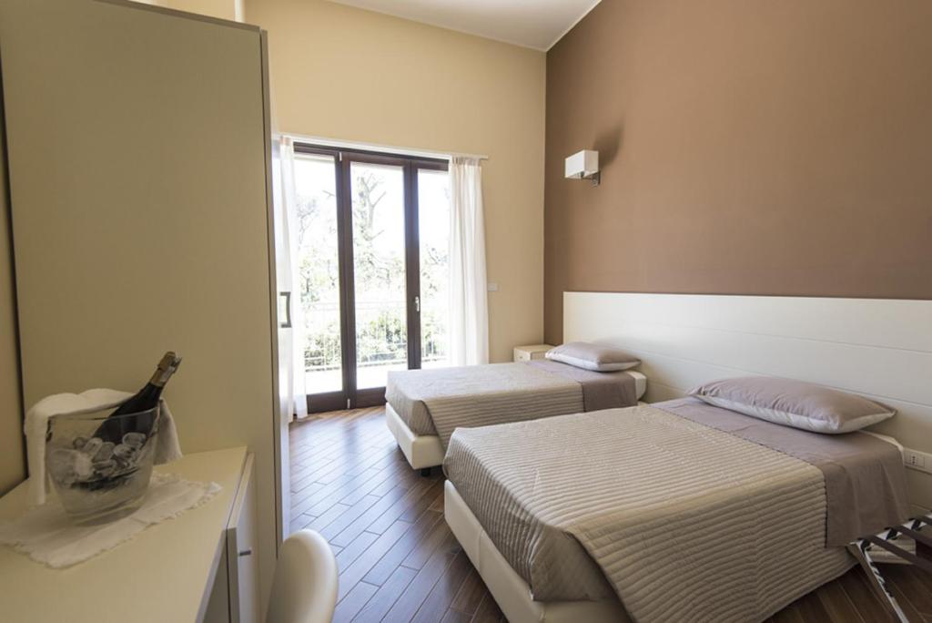 梅萨涅Golden House的酒店客房设有两张床和窗户。