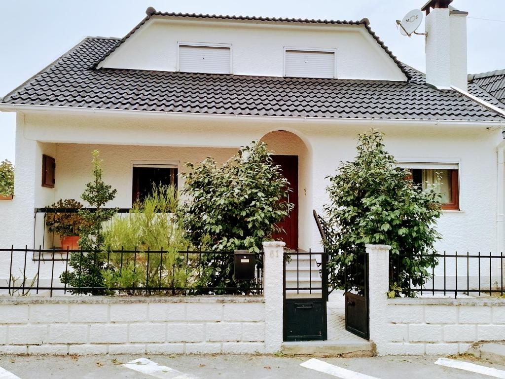 戈韦阿Casa dos Quatro Irmãos的一间红色门的白色房子