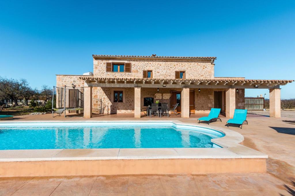 布格Buger - 3721 Mallorca的别墅前设有游泳池