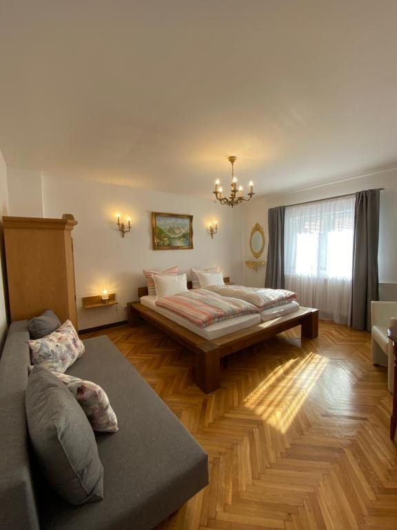 TurnişorCasa Tei的客厅配有床和沙发