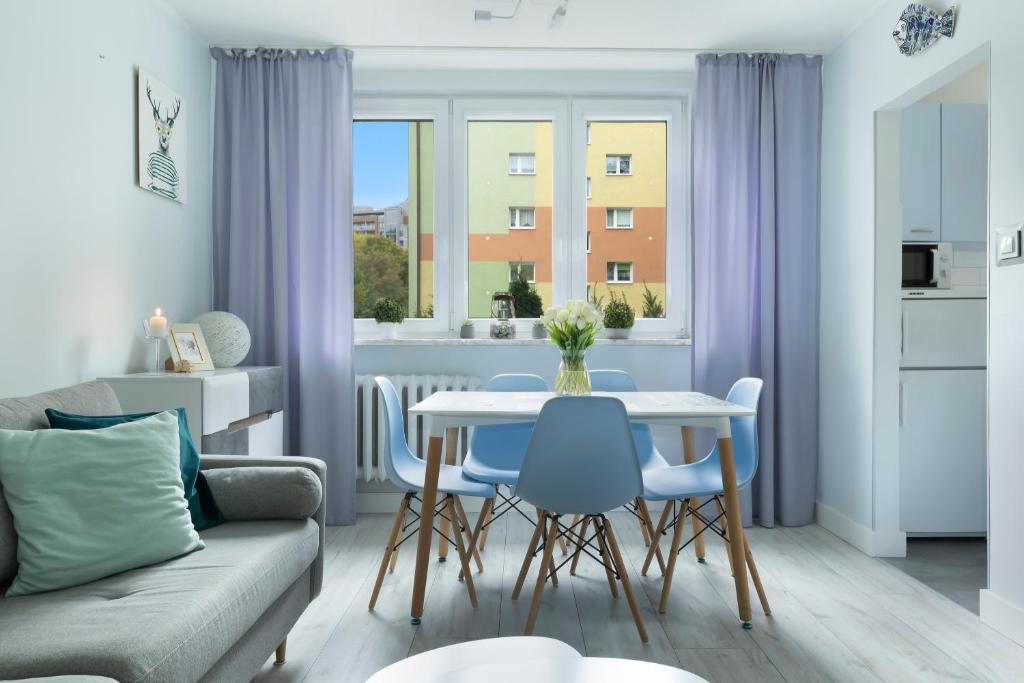 格但斯克Elite Apartments Brzeźno Family的客厅配有沙发和桌椅